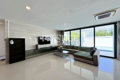 House in Pattaya, Thailand 6 bedrooms № 197579 - photo 2