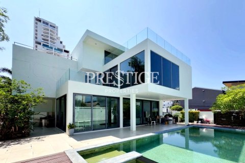 House in Pattaya, Thailand 6 bedrooms № 197579
