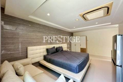 House in Pattaya, Thailand 6 bedrooms № 197579 - photo 19