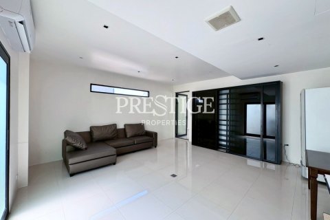 House in Pattaya, Thailand 6 bedrooms № 197579 - photo 29
