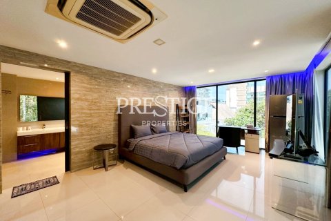 House in Pattaya, Thailand 6 bedrooms № 197579 - photo 11