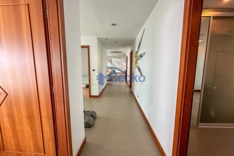 Condo in Pattaya, Thailand, 4 bedrooms № 197197 - photo 25