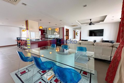 Condo in Pattaya, Thailand, 4 bedrooms № 197198 - photo 9