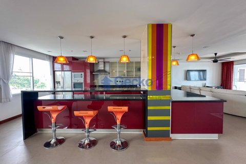 Condo in Pattaya, Thailand, 4 bedrooms № 197198 - photo 12