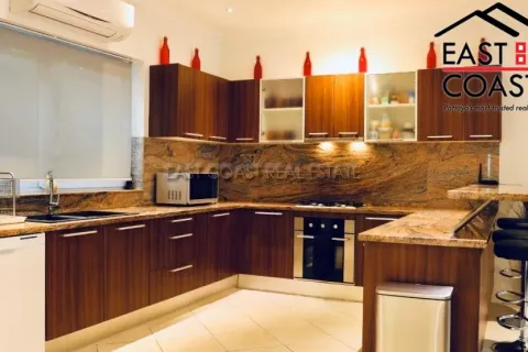 Casa de 5 dormitorios en Jomtien Beach, Pattaya, Tailandia № 213398 - foto 2