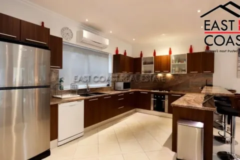 Casa de 5 dormitorios en Jomtien Beach, Pattaya, Tailandia № 213398 - foto 3