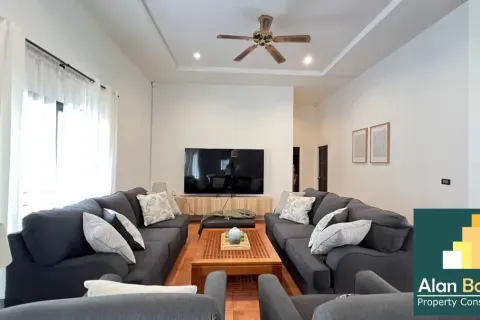 Casa de 4 dormitorios en Pattaya, Tailandia № 211015 - foto 7
