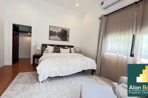 Casa de 4 dormitorios en Pattaya, Tailandia № 211015 - foto 17