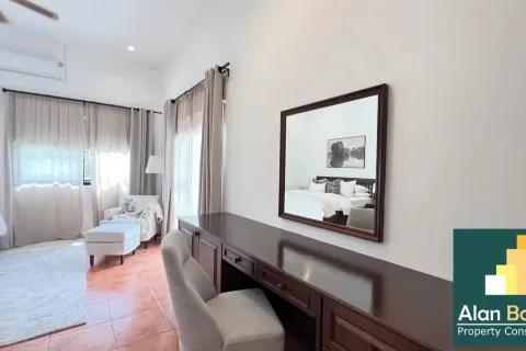 Casa de 4 dormitorios en Pattaya, Tailandia № 211015 - foto 10