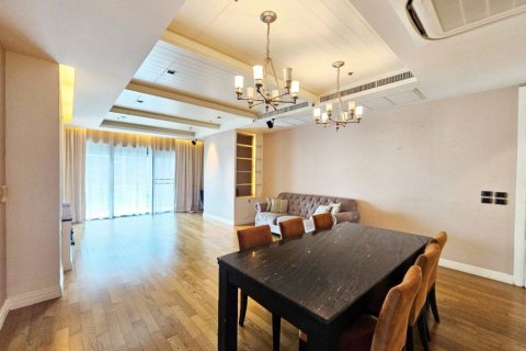 Condo in Bangkok, Thailand, 3 bedrooms  № 119528 - photo 2