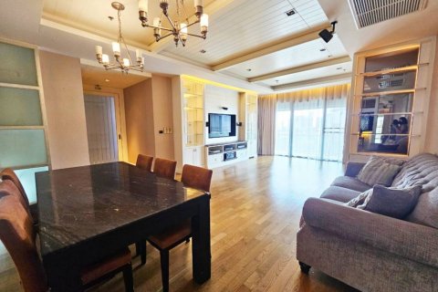 Condo in Bangkok, Thailand, 3 bedrooms  № 119528 - photo 3