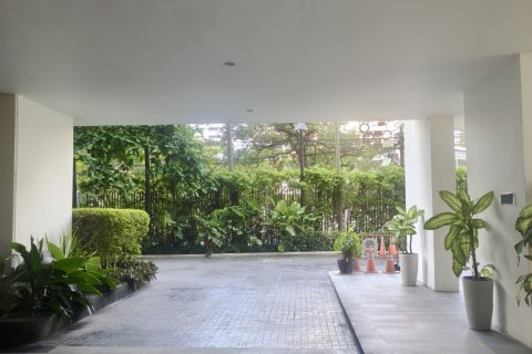 Condo in Watthana, Bangkok, Thailand, 3 bedrooms  № 147620 - photo 21