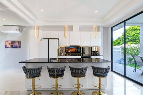 House in Pattaya, Thailand 7 bedrooms № 158503 - photo 12