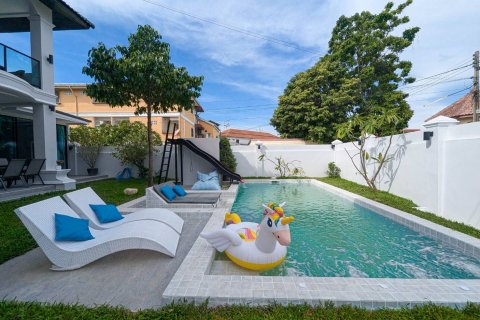 House in Pattaya, Thailand 7 bedrooms № 158503 - photo 7