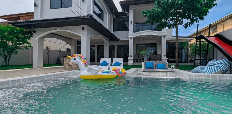 House in Pattaya, Thailand 7 bedrooms № 158503