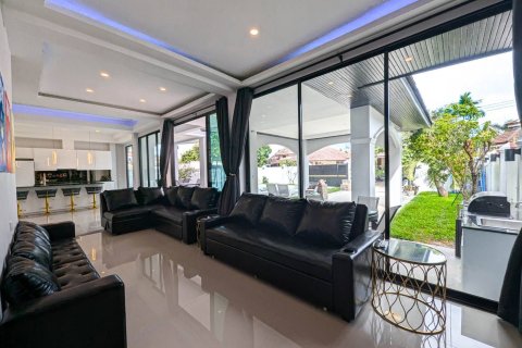 House in Pattaya, Thailand 7 bedrooms № 158503 - photo 13