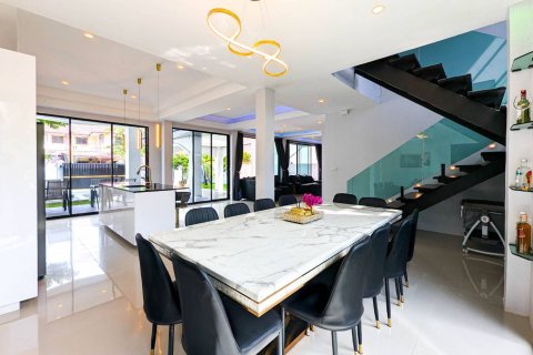 House in Pattaya, Thailand 7 bedrooms № 158503 - photo 11