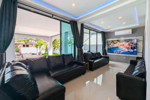 House in Pattaya, Thailand 7 bedrooms № 158503 - photo 2