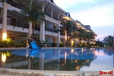 Duplex on Jomtien Beach, Pattaya, Thailand 3 bedrooms № 193553 - photo 1