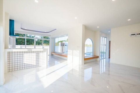 Villa in Hua Hin, Thailand 4 bedrooms № 120406 - photo 8