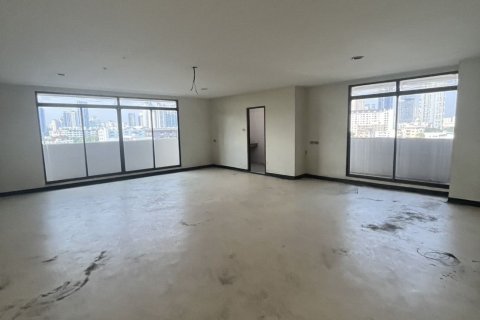 Studio in the Condo in Khlong Toei, Bangkok, Thailand  № 167384 - photo 1