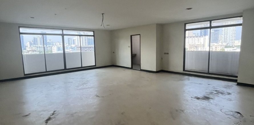 Studio in the Condo in Khlong Toei, Bangkok, Thailand  № 167384