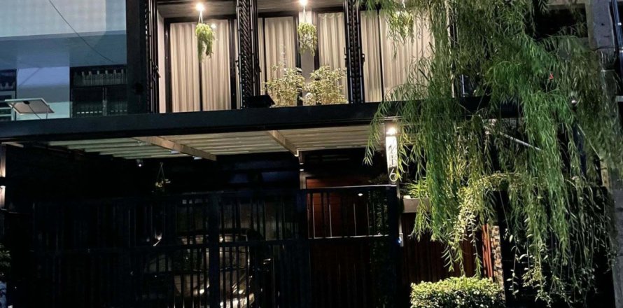 Shophouse in Bang Kapi, Bangkok, Thailand № 167386