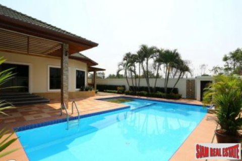 Villa in Chonburi, Thailand 4 bedrooms № 202540 - photo 5