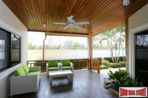Villa in Chonburi, Thailand 4 bedrooms № 202540 - photo 2