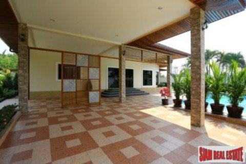 Villa in Chonburi, Thailand 4 bedrooms № 202540 - photo 4