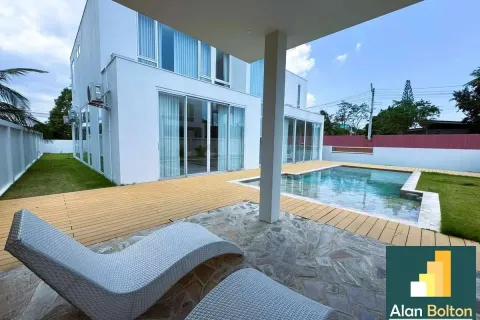 Casa de 5 dormitorios en Pattaya, Tailandia № 211129 - foto 10