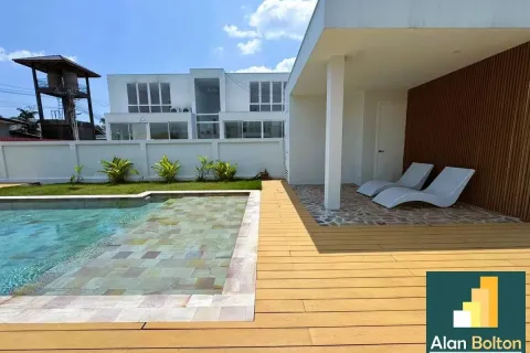 Casa de 5 dormitorios en Pattaya, Tailandia № 211129 - foto 3