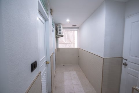 Condo in Khlong Toei, Bangkok, Thailand, 3 bedrooms  № 160541 - photo 18