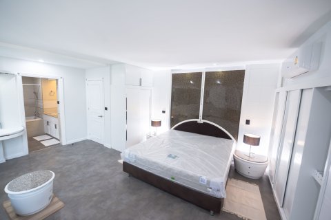 Condo in Khlong Toei, Bangkok, Thailand, 3 bedrooms  № 160541 - photo 28