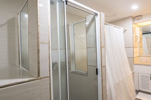 Condo in Khlong Toei, Bangkok, Thailand, 3 bedrooms  № 160541 - photo 21