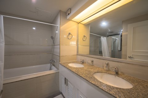 Condo in Khlong Toei, Bangkok, Thailand, 3 bedrooms  № 160541 - photo 12