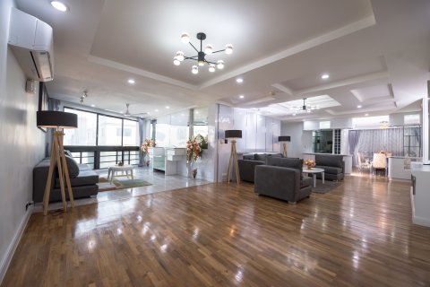 Condo in Khlong Toei, Bangkok, Thailand, 3 bedrooms № 160541