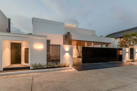 Villa in Chiang Mai, Thailand 5 bedrooms № 198758 - photo 2