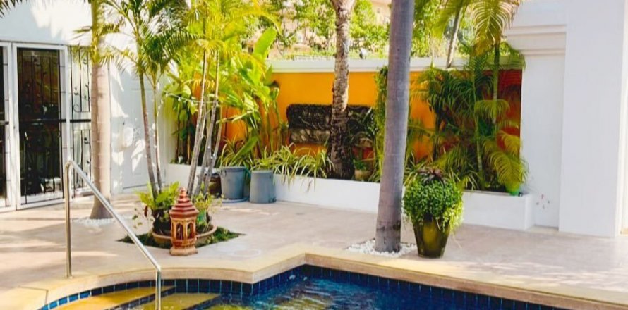 House in Pattaya, Thailand 3 bedrooms № 145420