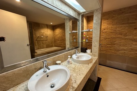 Condo in Phuket, Thailand, 2 bedrooms  № 136485 - photo 13