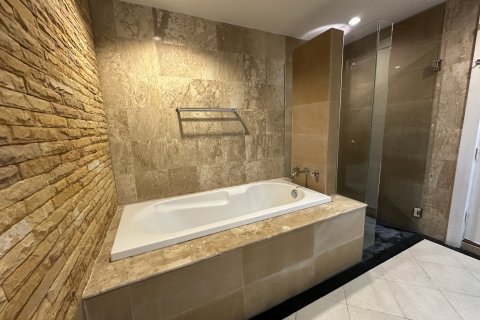 Condo in Phuket, Thailand, 2 bedrooms  № 136485 - photo 4