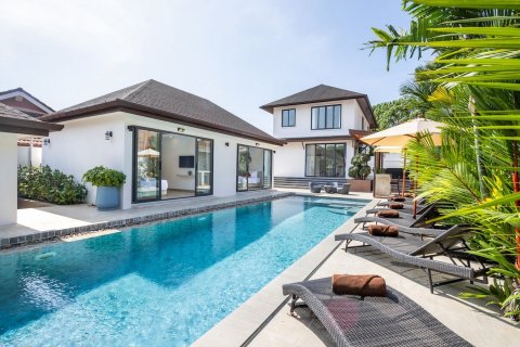 Villa in Rawai, Thailand 5 bedrooms № 154602 - photo 1