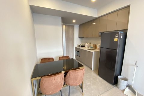 Condo in Huai Khwang, Bangkok, Thailand, 2 bedrooms  № 173649 - photo 2