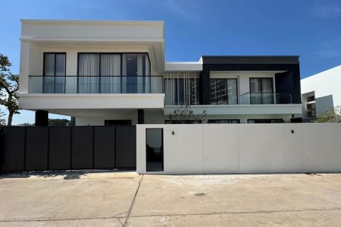 Villa in Pattaya, Thailand 4 bedrooms № 140149 - photo 1