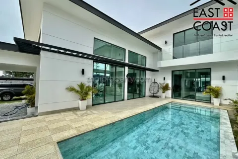 Casa de 4 dormitorios en Pattaya, Tailandia № 213171 - foto 3