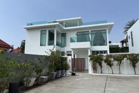 Villa in Kathu, Thailand 3 bedrooms № 167601 - photo 3