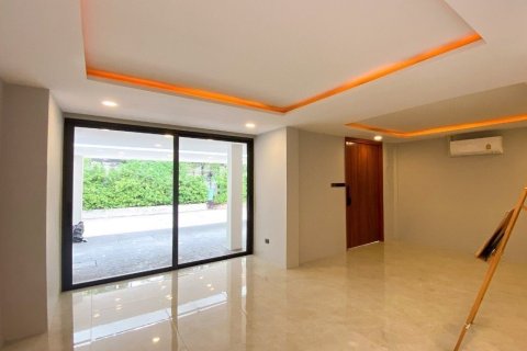 House in Watthana, Bangkok, Thailand 4 bedrooms № 160757 - photo 3