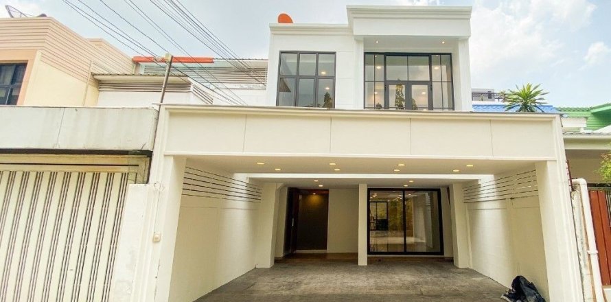 House in Watthana, Bangkok, Thailand 4 bedrooms № 160757