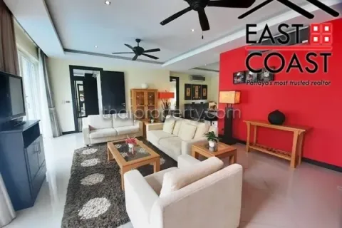 Casa de 4 dormitorios en Pattaya, Tailandia № 212442 - foto 4