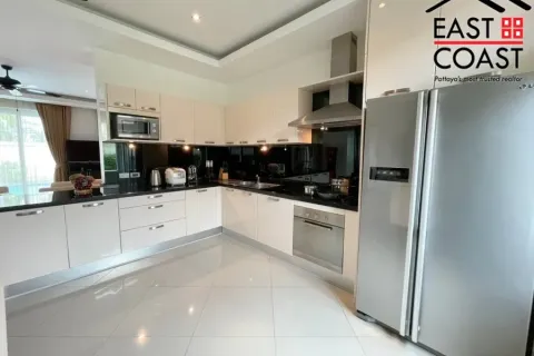 Casa de 4 dormitorios en Pattaya, Tailandia № 212443 - foto 8